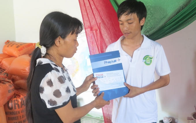 Phóng viên trao số tiền hỗ trợ 1.000.000 đồng / 1 trường hợp tử vong do đuối nước, cho gia đình các nạn nhân ở xã Diễn Quảng, huyện Diễn Châu, Nghệ An.