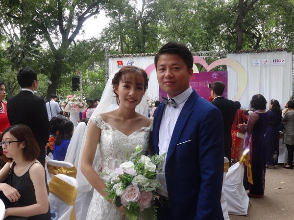 Một trong những cặp đôi trẻ tổ chức đám cưới tập thể trong ngày hôm nay, cô dâu Nguyễn Tuyết Hoa và chú rể Nguyễn Tiến Huệ.