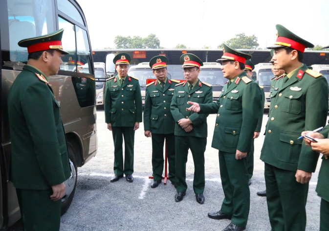 Thượng tướng Lê Huy Vịnh (thứ ba từ phải qua trái) kiểm tra công tác chuẩn bị đưa, đón đại biểu dự Đại hội Đảng lần thứ XIV.