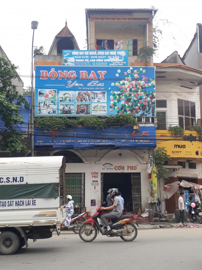 Vụ nổ làm hư hỏng biển quảng cáo, cũng như vỡ kính người dân.