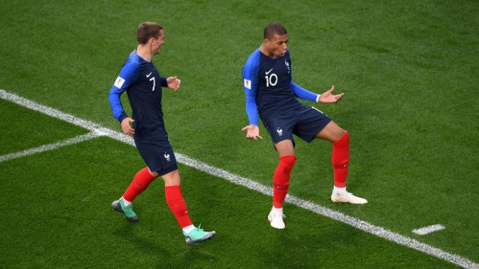 Sau khi ghi bàn, Mbappe lao đi ăn mừng cùng Antoine Griezmann.