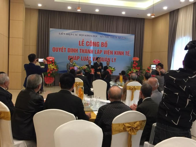 TS khoa học Nghiêm Phú Khải lên trao quyết định cho ông Phùng Thảo, Nguyễn Minh Ngọc và Phạm Văn Bền.