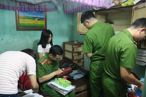 Cơ quan Công an tỉnh Bắc Kạn đang tiến hành khám xét địa điểm thuê nhà của các đối tượng cho vat nặng lãi