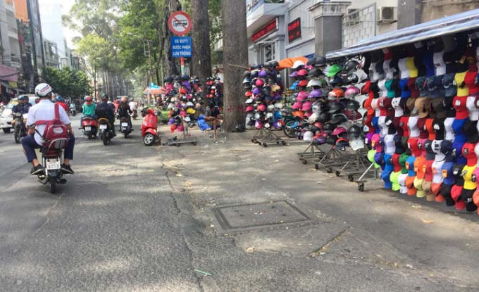 TP HCM dời thời hạn tăng phí vỉa hè vào cuối năm. (Ảnh: Báo giao thông)