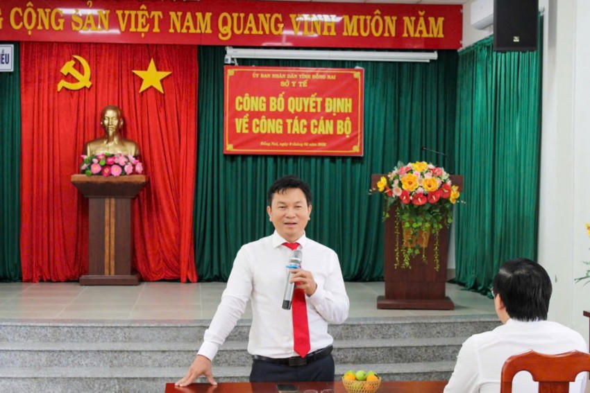 ThS.BS Lê Anh Tuấn chúc mừng BS.CKII Đào Tân Hiệp được giao phụ trách điều hành hoạt động của bệnh viện. 