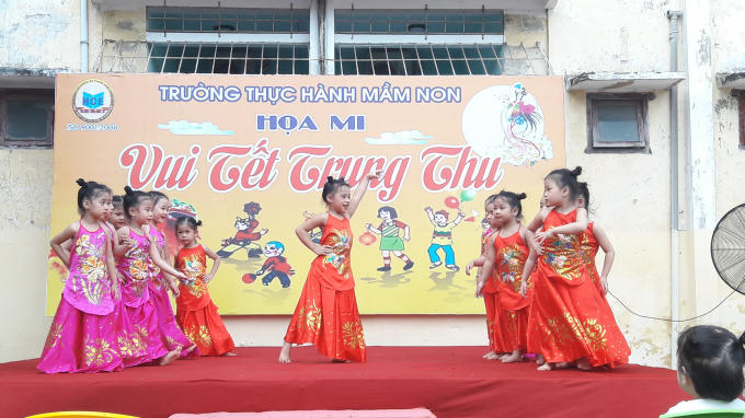 Trẻ được các cô chỉ bảo tận tình, tự tin lên sân khấu...