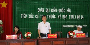 Bộ trưởng Lê Thành Long phát biểu tại buổi tiếp xúc cử tri.