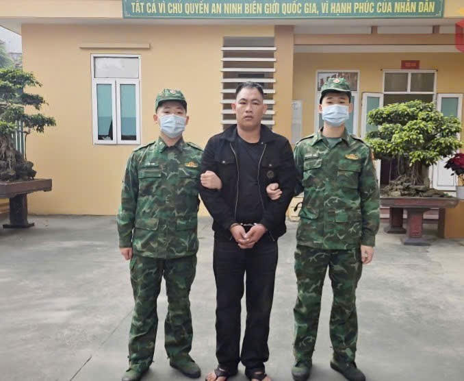 Đối tượng Thái Bá Hưng bị Đồn Biên phòng cửa khẩu cảng Hòn Gai bắt giữ.