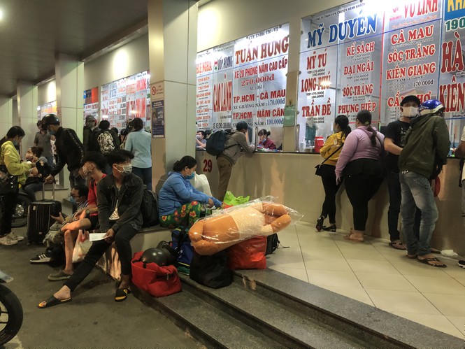 Nghìn nghịt người chen chân mua vé về quê trong đêm cuối năm - ảnh 17