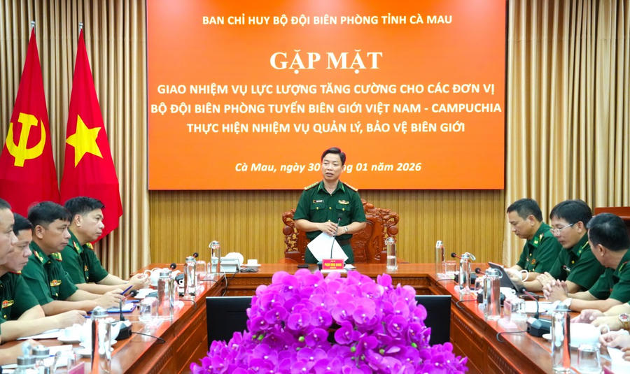 Đại tá Phạm Minh Giang – Bí thư Đảng ủy, Chính ủy Ban Chỉ huy BĐBP tỉnh Cà Mau phát biểu tại buổi gặp mặt.