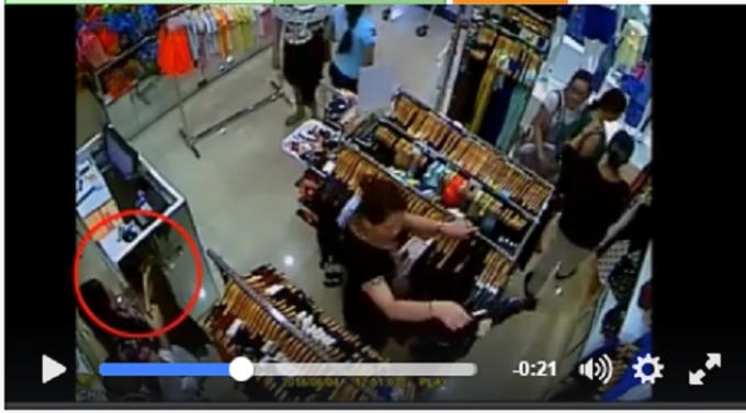Nữ quái mở ngăn kéo thực hiện hành vi trộm điện thoại. (Hình ảnh cắt từ clip).