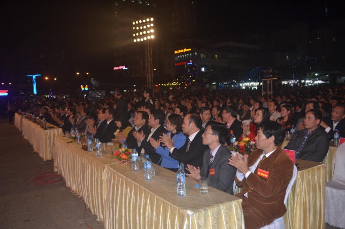 Rất đ&ocirc;ng qu&yacute; đại biểu, nh&acirc;n &nbsp;d&acirc;n v&agrave; du kh&aacute;ch gần xa đ&atilde; đến tham dự chương tr&igrave;nh.