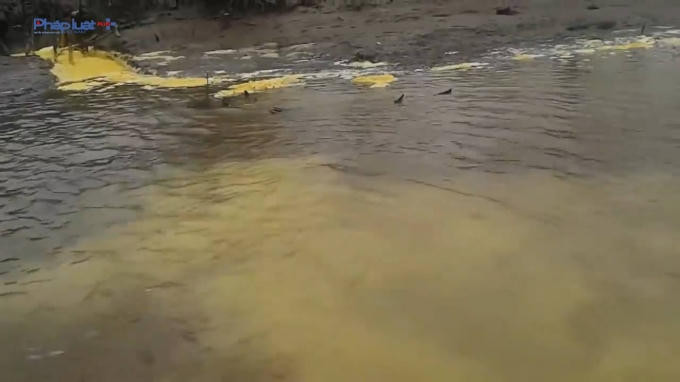 Chất xả thải ở đây là hóa chất để tẩy trắng hoa hòe, có mùi vô cùng khó chịu. Ảnh cắt từ clip.