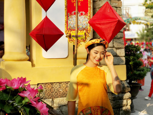 Hoa hậu Ngọc Hân duyên dáng bên đèn lồng và hoa sen của đoàn rước.