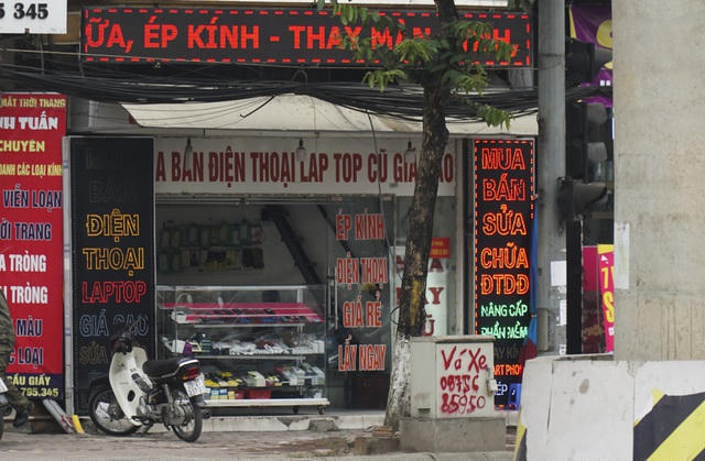Cửa hàng điện thoại trên đường Xuân Thủy (Cầu Giấy, Hà Nội).