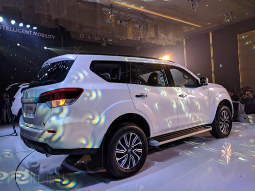 Kích cỡ Nissan Terra khá lớn