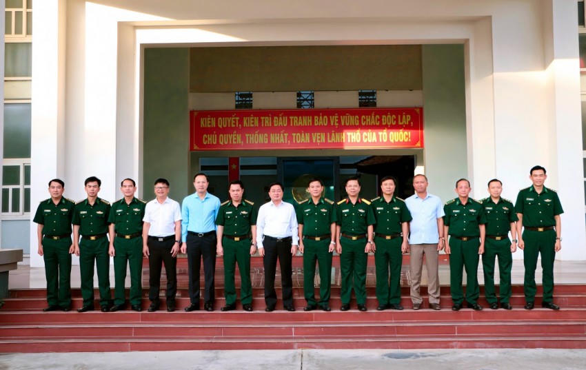 Bí thư Tỉnh ủy Nguyễn Văn Quyết và Đoàn công tác Tỉnh ủy, UBND tỉnh chụp ảnh lưu niệm tại trụ sở Ban Chỉ huy BĐBP tỉnh Tây Ninh