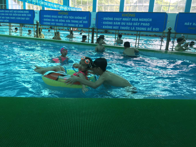 Một trong những bể bơi an toàn có hàng rào ngăn cách giữa bể trẻ em và người lớn. Ảnh: Trí Dũng
