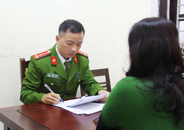 Một trong số các nạn nhân trình báo tại cơ quan điều tra.