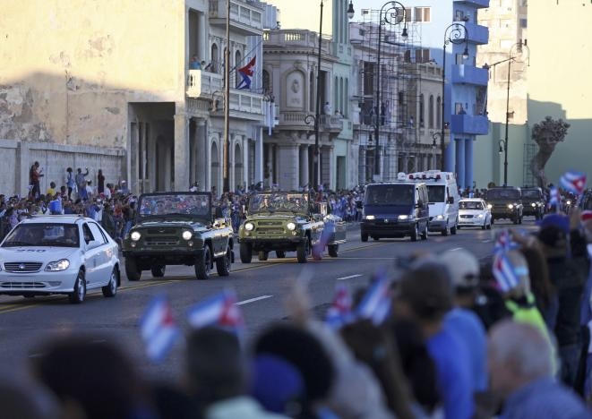 “Sẽ không có một ai khác như ông ấy” hay “Sự ra đi của Fidel là một mất mát lớn với nhân dân Cuba”, là những lời chia sẻ của người dân tham gia tiễn biệt lãnh tụ Fidel Castro. (Ảnh: Reuters)