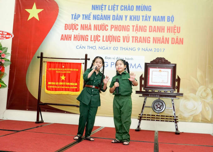 Hình ảnh đời thường đáng yêu và thành tích học tập