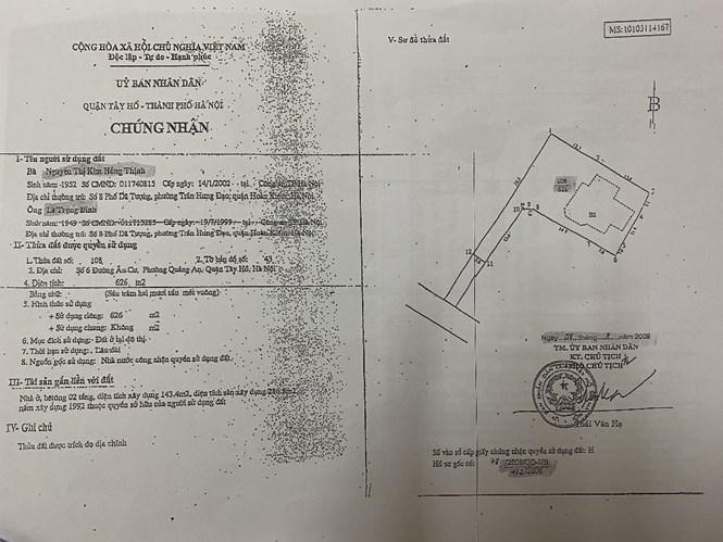 Sổ đỏ được UBND quận Tây Hồ cấp cho ông Lê Trọng Đỉnh và bà Nguyễn Thị Kim Hồng Thịnh.