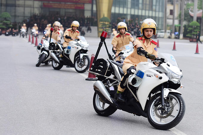 Thủy cùng đồng đội biểu diễn kỹ thuật cua vòng qua hàng cọc tiêu thẳng. Kỹ thuật này đòi hỏi người lái sử dụng thành thạo tay ga, phanh tay, phanh chân kết hợp với tư thế ngồi đúng. Nếu không kiểm soát tốt phanh, tốc độ, rất dễ dẫn đến đổ, ngã xe.