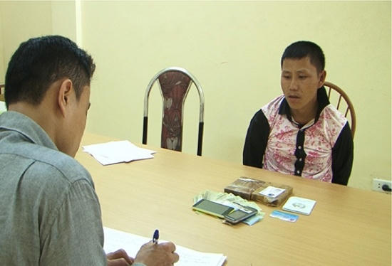 Đối tượng cùng tang vật chứng tại cơ quan chức năng. (Ảnh: báo Pháp luật xã hội)