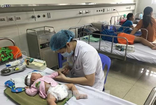 Bệnh nhi điều trị bệnh viêm não tại Bệnh viện. Ảnh: Tiền Phong.