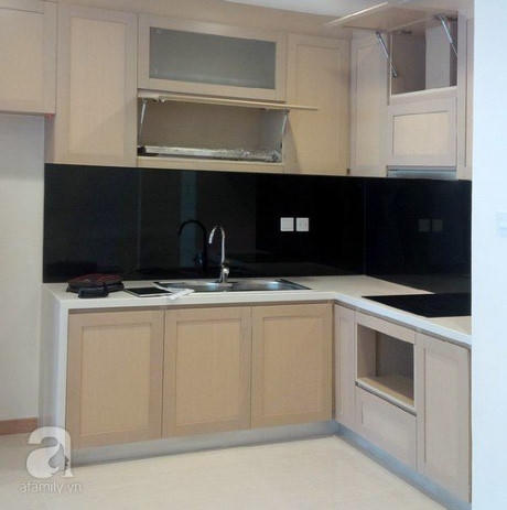 Khu bếp hiện trạng bằng gỗ sồi v&agrave; hệ thống thiết bị đ&atilde; đầy đủ v&agrave; chất lượng.