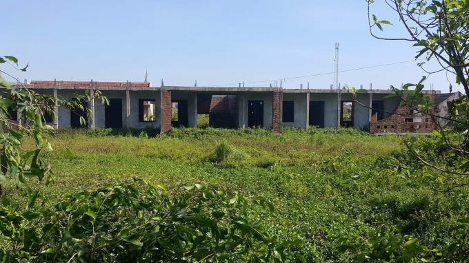 Toàn bộ ngôi trường tiền tỷ này mới chỉ xây dựng được phần thô của tầng 1, sau đó bỏ hoang, rêu mốc bám đầy khắp nơi. Ngôi trường tiền tỷ này đang mặc cho nắng mưa hủy hoại và tình trạng xuống cấp ngày càng hiện rõ.