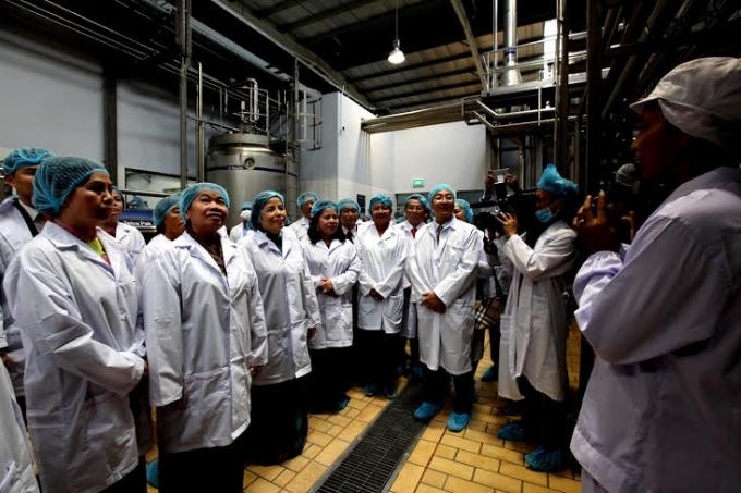 Bà Men Sam On - Phó thủ tướng chính phủ Vương quốc Campuchia và Ban Giám đốc Công ty Vinamilk, nhà máy Angkor Milk cùng khách mời tham quan dây chuyền sản xuất hiện đại của Nhà máy sữa Angkor.