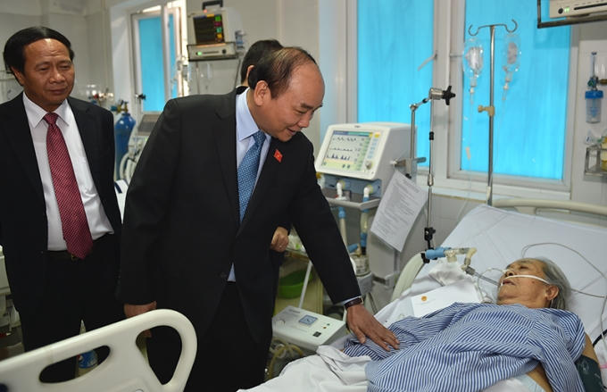 Thủ tướng Nguyễn Xuân Phúc thăm hỏi cho bệnh nhân tại Viện Y học Biển.