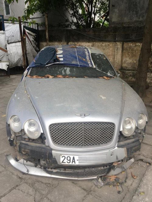 Chiếc Bentley Continental Flying Spur trong bộ áo trắng ngà cũng nằm im tại đây đã vài năm.