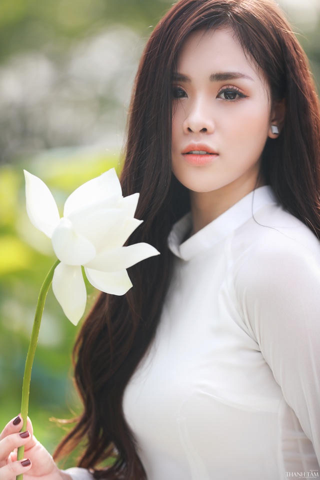 Ngắm trọn bộ ảnh của Cao Trang ở đầm hoa sen trắng.