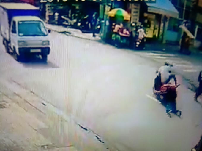 Camera ghi lại cảnh tên cướp kéo lê cô gái trên đường.