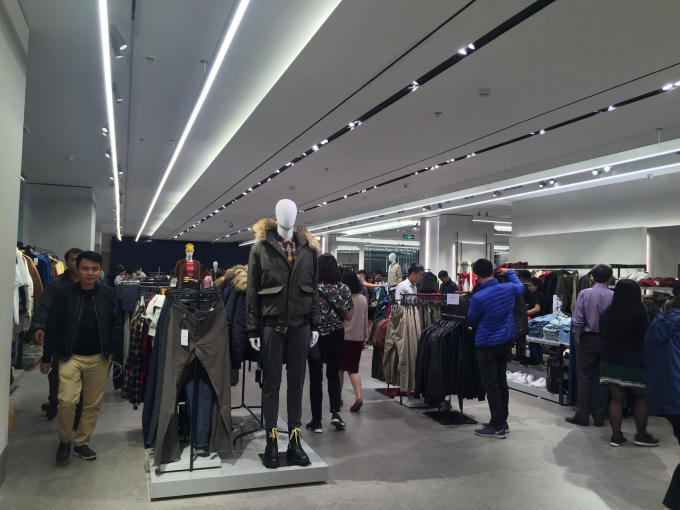 Đây là số lượng khách có mặt tại store Zara tại Trung tâm thương mại Vincom Bà Triệu tối ngày 9/11. Theo chị Vũ Thuận (Thanh Trì, Hà Nội) thì chủ yếu khách tới đây thăm quan là chủ yếu, vì dáng người Việt nhỏ bé, cho nên nhiều đồ của Zara không phù hợp với hình thể. Vì vậy, nhiều người mang tâm lý đi xem vì tò mò là chính.