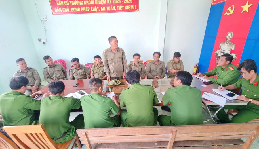 Ông Đồng Văn Hào – Tổ viên mô hình bảo đảm ANTT, phát biểu thể hiện tinh thần trách nhiệm của lực lượng trong tổ, đồng thời báo cáo Ban Chỉ huy Công an phường về tình hình trong ca trực.