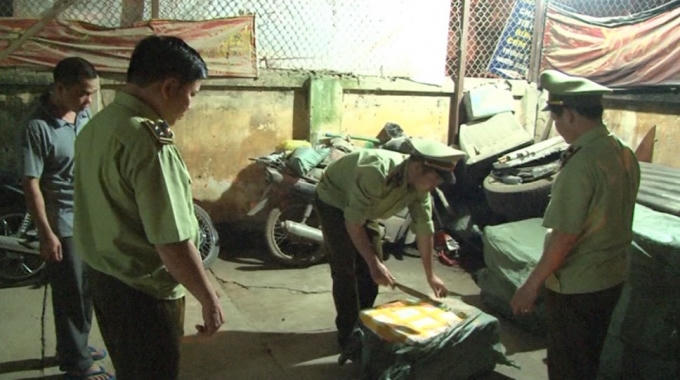 Lực lượng chức năng tiến hành kiểm tra lô hàng.