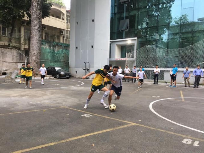"Vua phá lưới" Vũ Thanh Tùng (áo vàng) đã không phát huy được "sở trường" của mình trong trận đấu nà.
