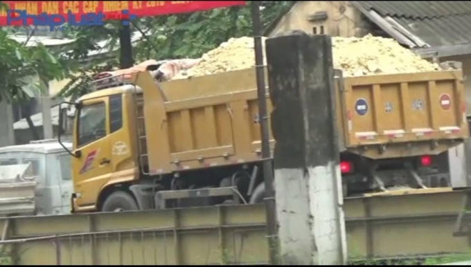 Những chiếc xe tải ngang nhiên lên bàn cân tại Nhà máy xi măng Tuyên Quang.