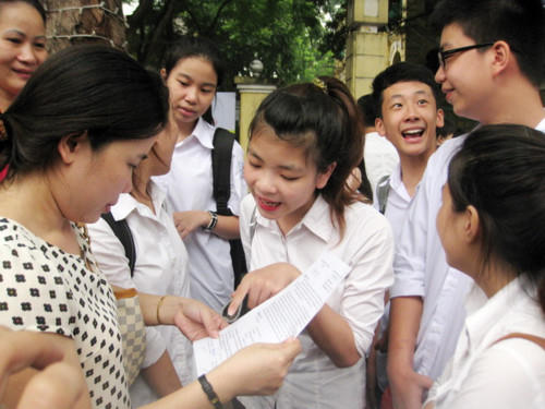 Số lượng thí sinh dự thi tăng đột biến khiến nhiều học sinh, phụ huynh lo lắng