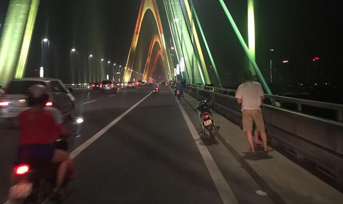 Đùa giỡn tính mạng, người dân kéo nhau lên cầu Nhật Tân 'hóng gió'