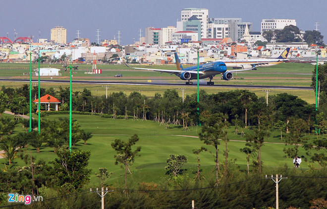 Chuyên gia của công ty tư vấn đến từ nước Pháp sẽ nghiên cứu quy hoạch sân bay Tân Sơn Nhất. Ảnh: Lê Quân.