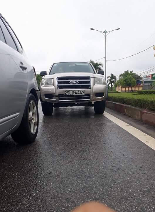 Chiếc xe BKS 29LD.4447 sau khi va chạm đã bỏ chạy (ảnh ĐT).