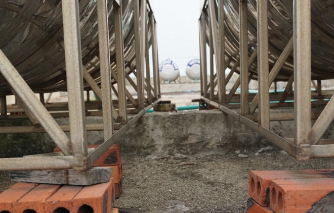 Do lâu ngày không có người sử dụng và bảo dưỡng, vài thiết bị đã hoen rỉ, có dấu hiệu xuống cấp. Ông Hứa Duy Sách, Chủ tịch Hội đồng quản trị Công ty cổ phần Đầu tư hạ tầng khu công nghiệp Thanh Hóa (trước đây là Công ty TNHH một thành viên Đầu tư và Phát triển hạ tầng Thanh Hóa - chủ đầu tư dự án) cho biết, có nhiều lý do khách quan khiến dự án phải dừng, đặc biệt là do công ty chưa khơi thông được nguồn vốn.