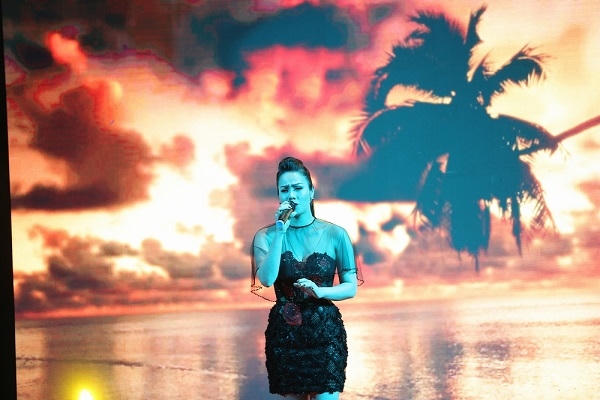 Trốn vợ, B&igrave;nh Minh s&aacute;nh đ&ocirc;i c&ugrave;ng Hoa hậu Qu&yacute; b&agrave; Kim Nguyễn