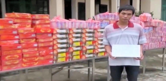 Nguyễn Duy Luật cùng tang vật 220 hộp pháo nổ.
