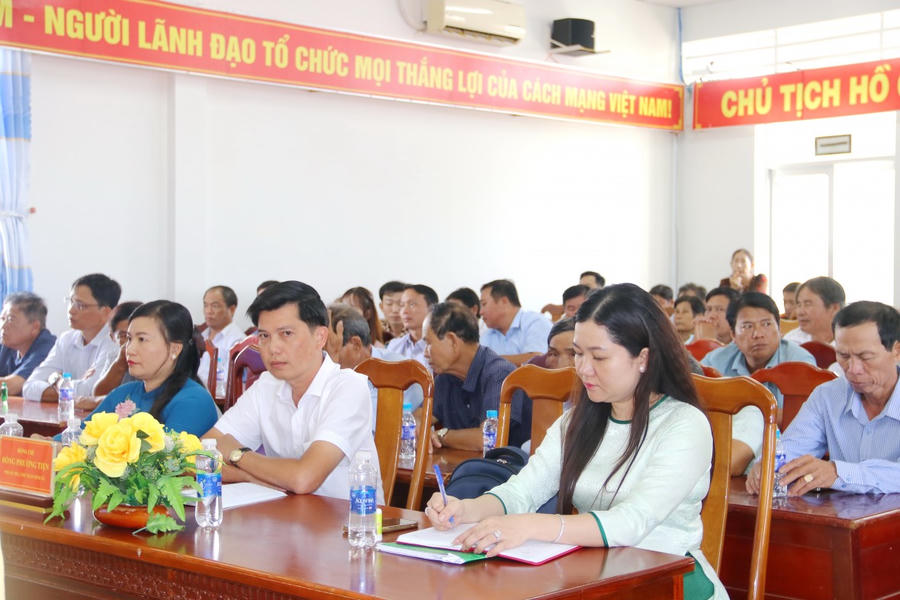 Đại biểu và cử tri tham dự Hội nghị tiếp xúc cử tri.