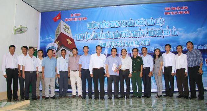 Đại diện Báo PLVN, UBND tỉnh Sóc Trăng và các Sở ban ngành chụp ảnh lưu niệm. Ảnh Thành Thật